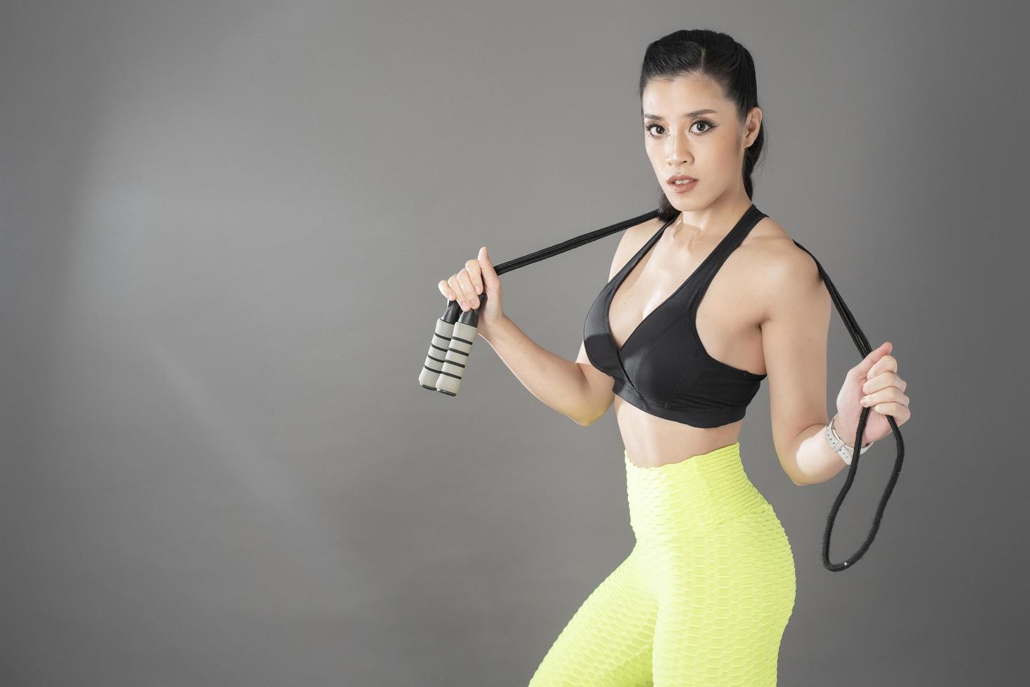 bella donna body builder fitness in studio foto