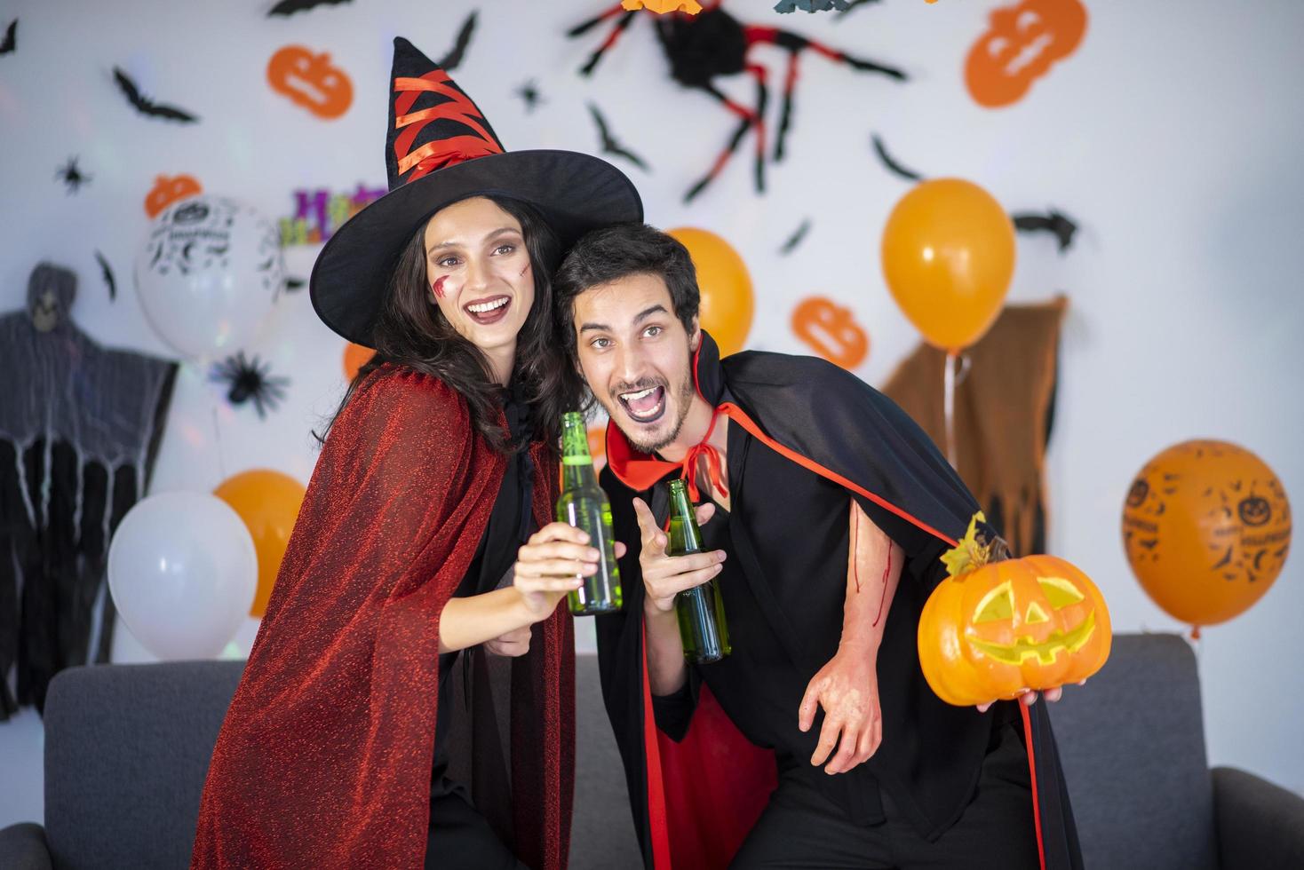 coppia felice di amore in costumi e trucco per una celebrazione di halloween foto