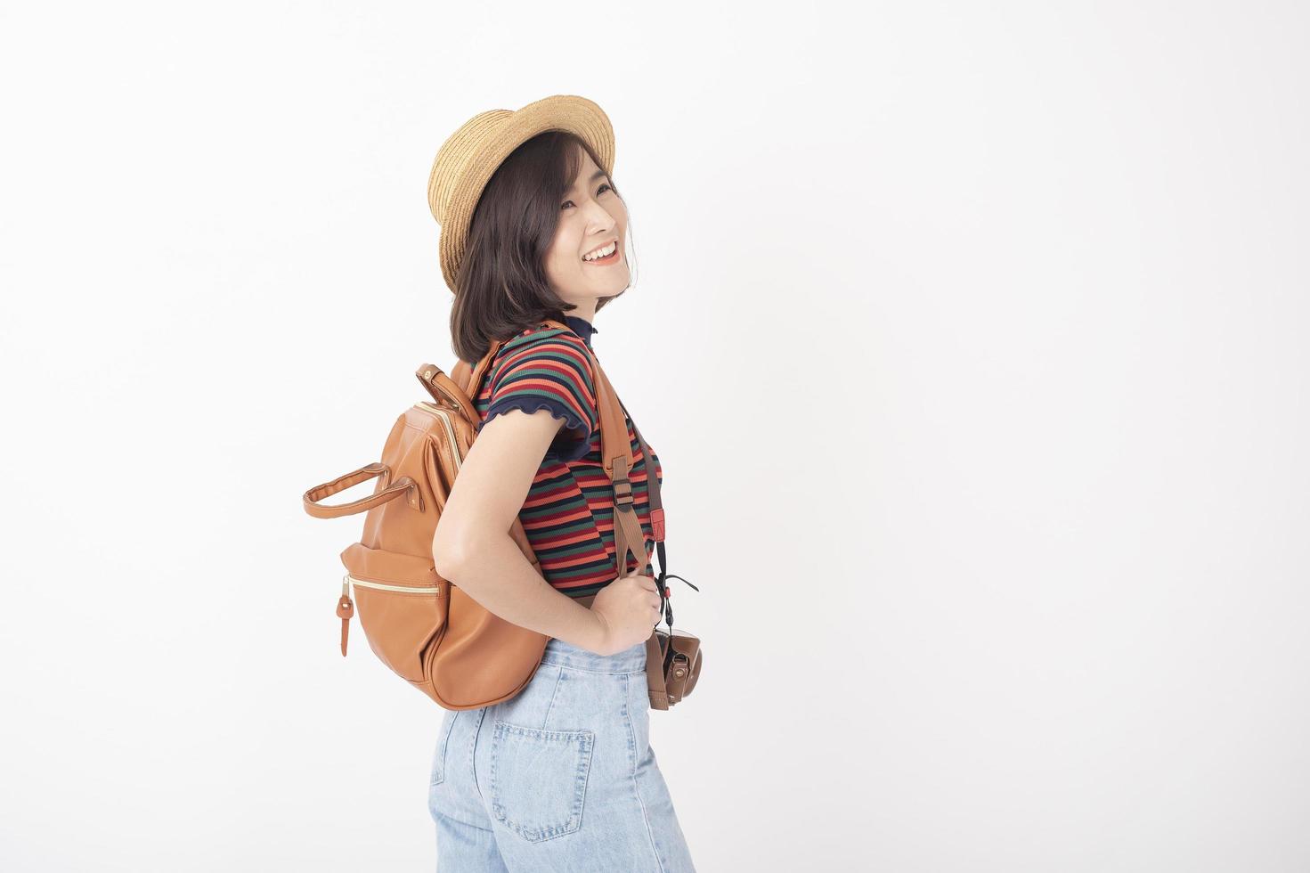 bella giovane donna turistica asiatica felice su sfondo bianco studio foto