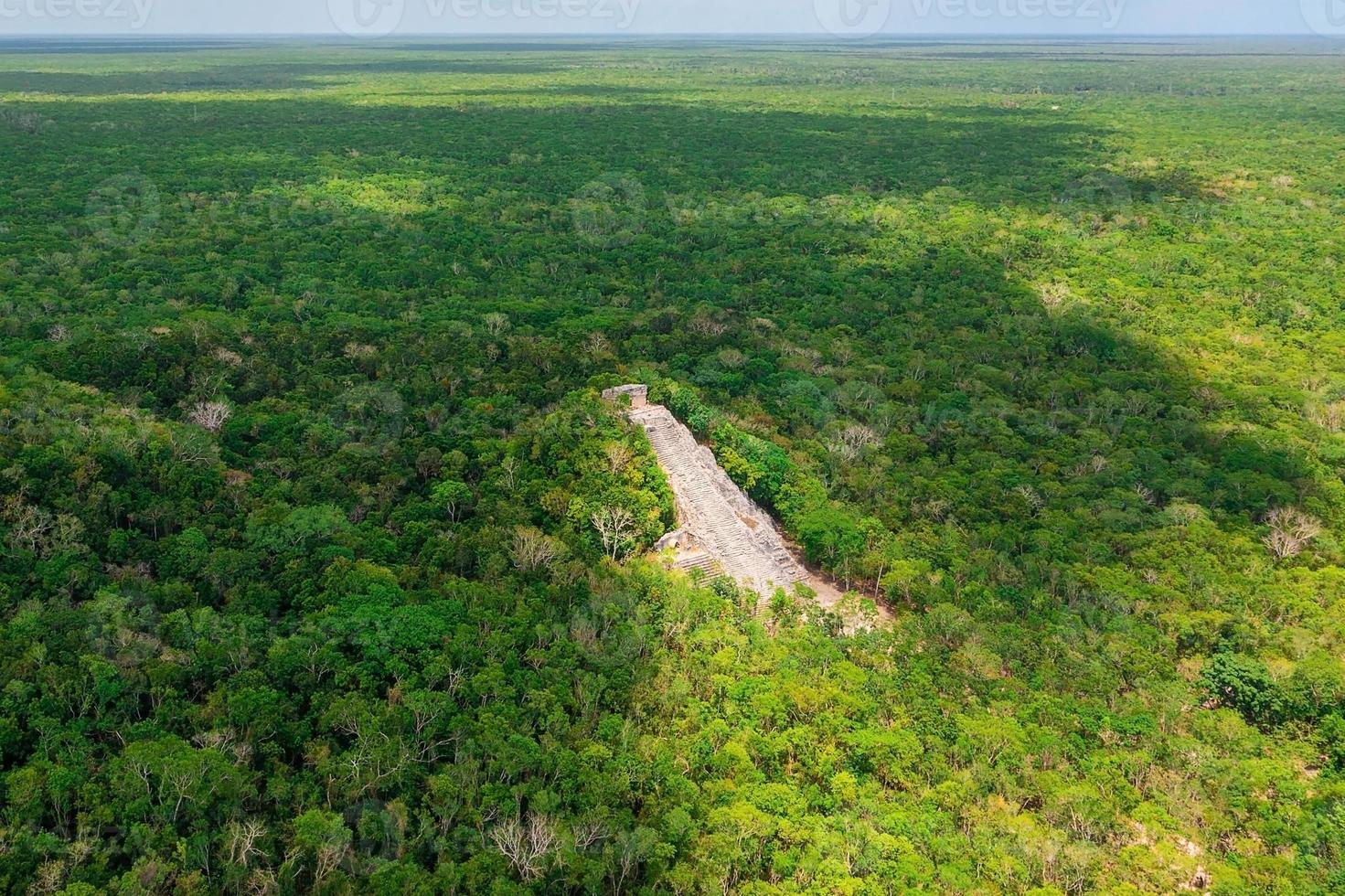 veduta aerea della piramide maya persa nel mezzo di una giungla. foto