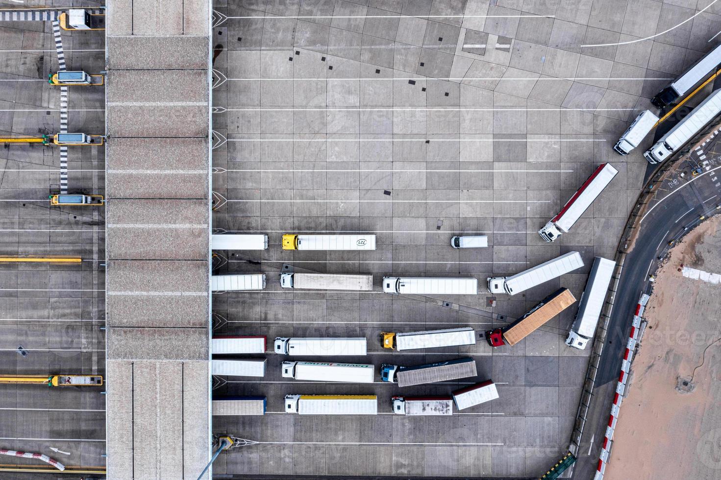 vista aerea del porto e dei camion parcheggiati uno accanto all'altro a dover, regno unito. foto