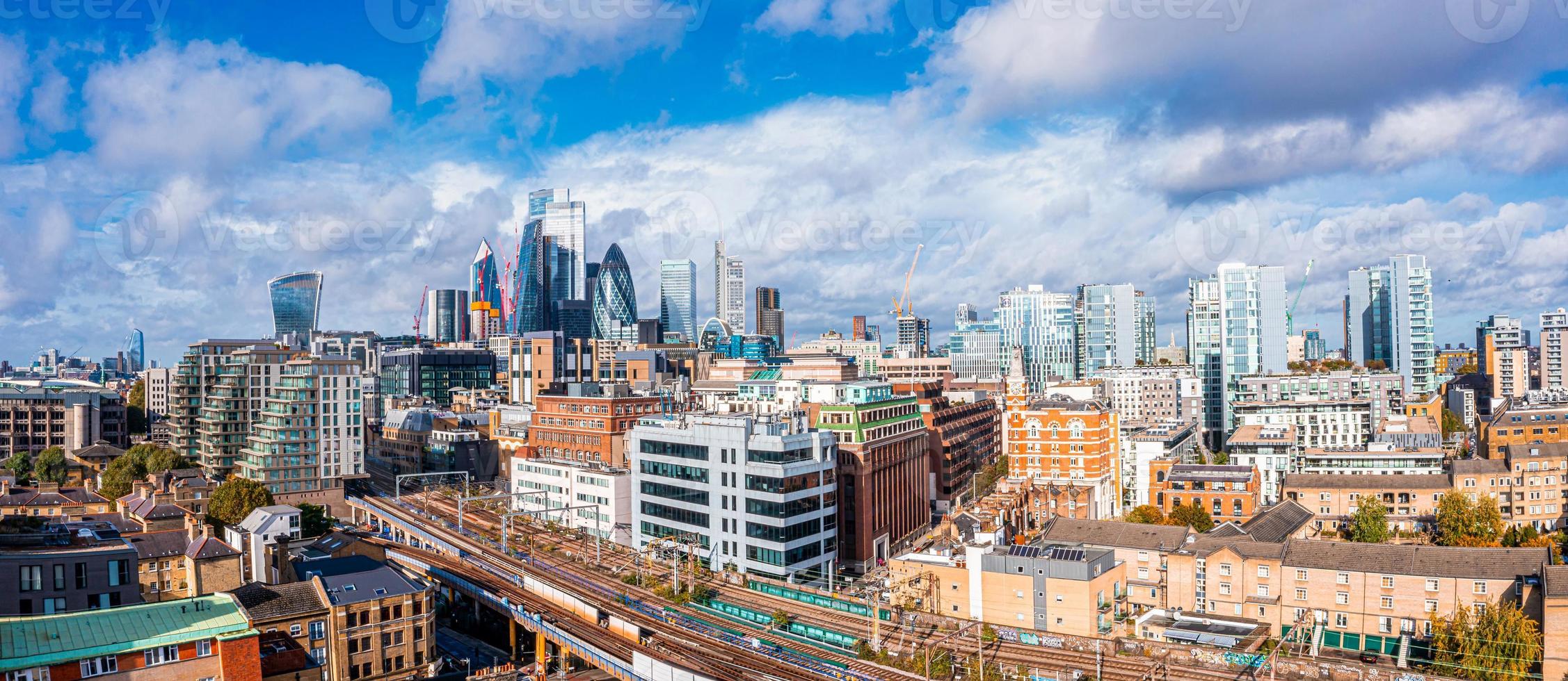 scena panoramica aerea del distretto finanziario della città di Londra foto