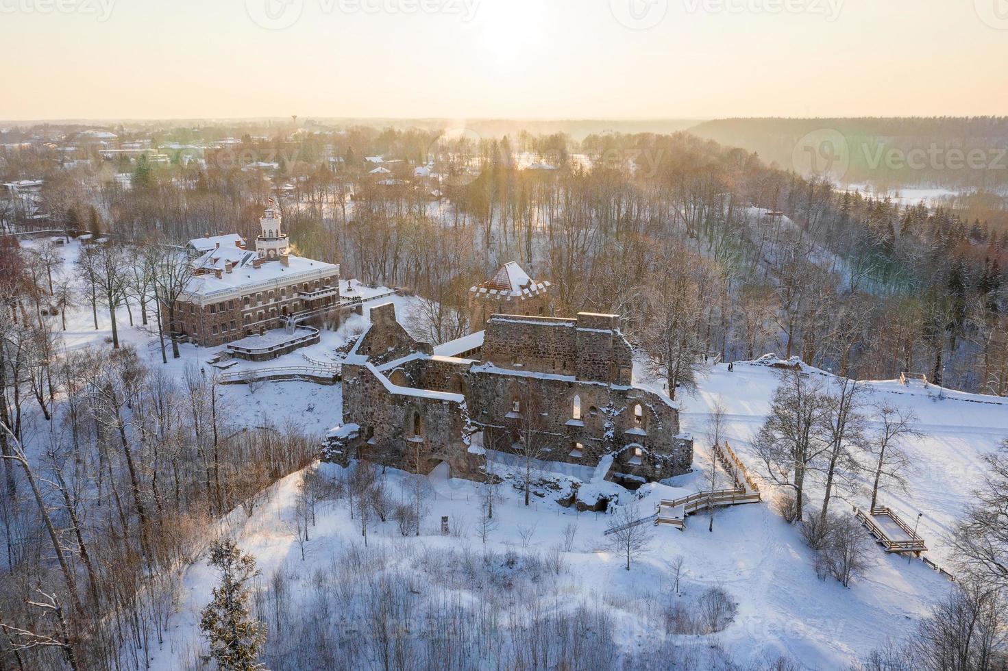 vista ravvicinata classica del famoso castello nella luce panoramica del mattino all'alba in una bella fredda giornata di sole in inverno. foto