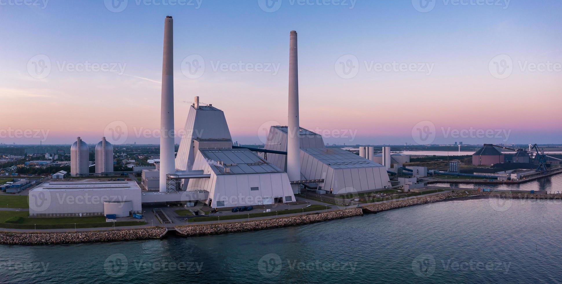 veduta aerea della centrale. una delle centrali elettriche più belle ed ecologiche del mondo. ad esempio energia verde. foto