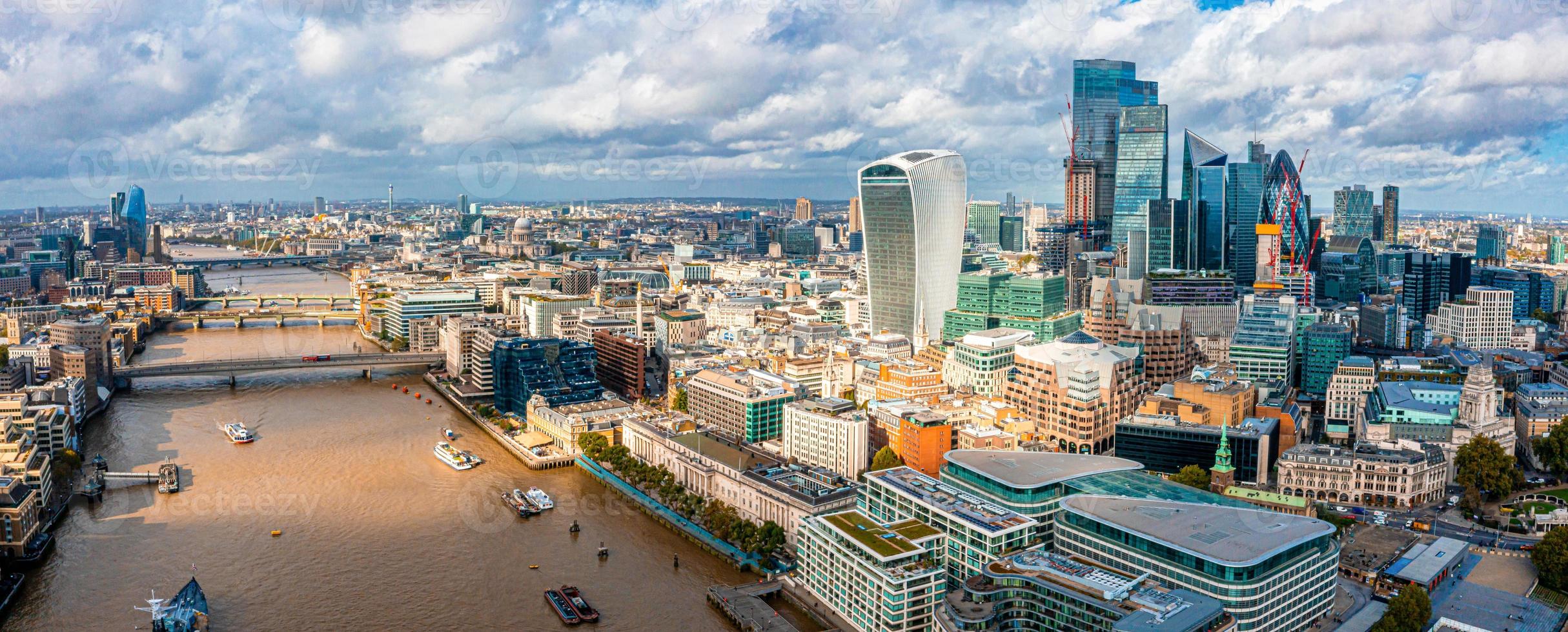 scena panoramica aerea del distretto finanziario della città di Londra foto