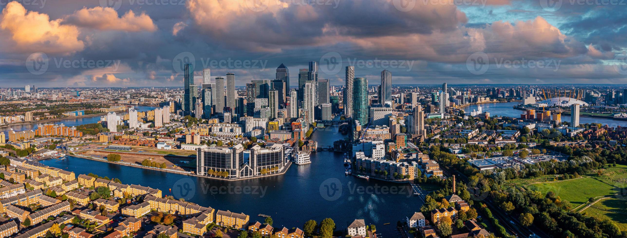 Vista panoramica aerea del quartiere degli affari di Canary Wharf a Londra, Regno Unito. foto