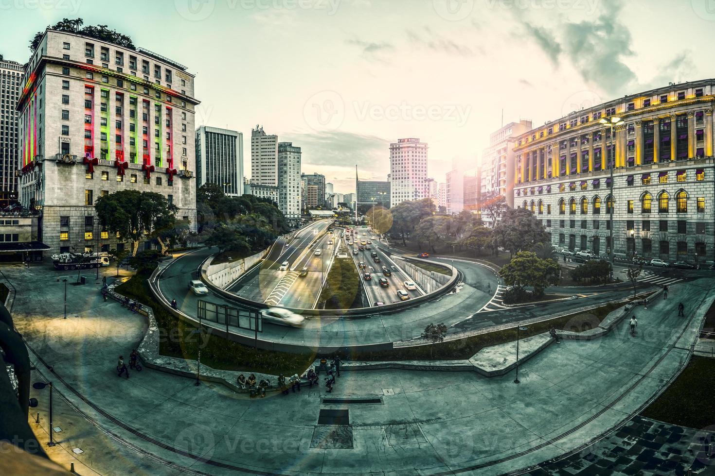 vista panoramica della valle di anhangabau, dell'edificio del municipio, del centro commerciale leggero e dell'ingresso del tunnel di anhangabau e del viale 23 de maio nel centro di san paolo foto