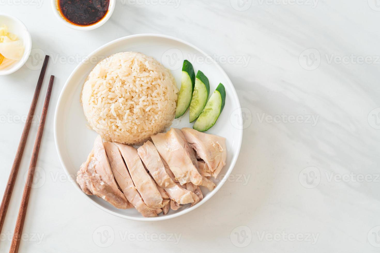 riso al pollo hainanese o riso al vapore con zuppa di pollo foto