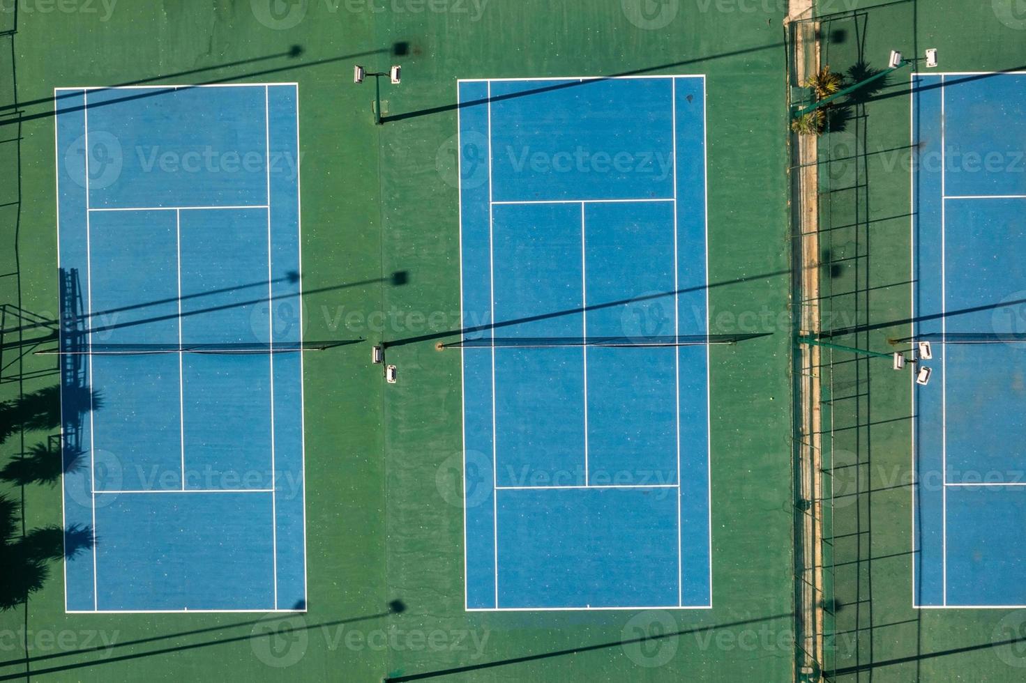 veduta aerea di 2 campi da tennis blu. foto