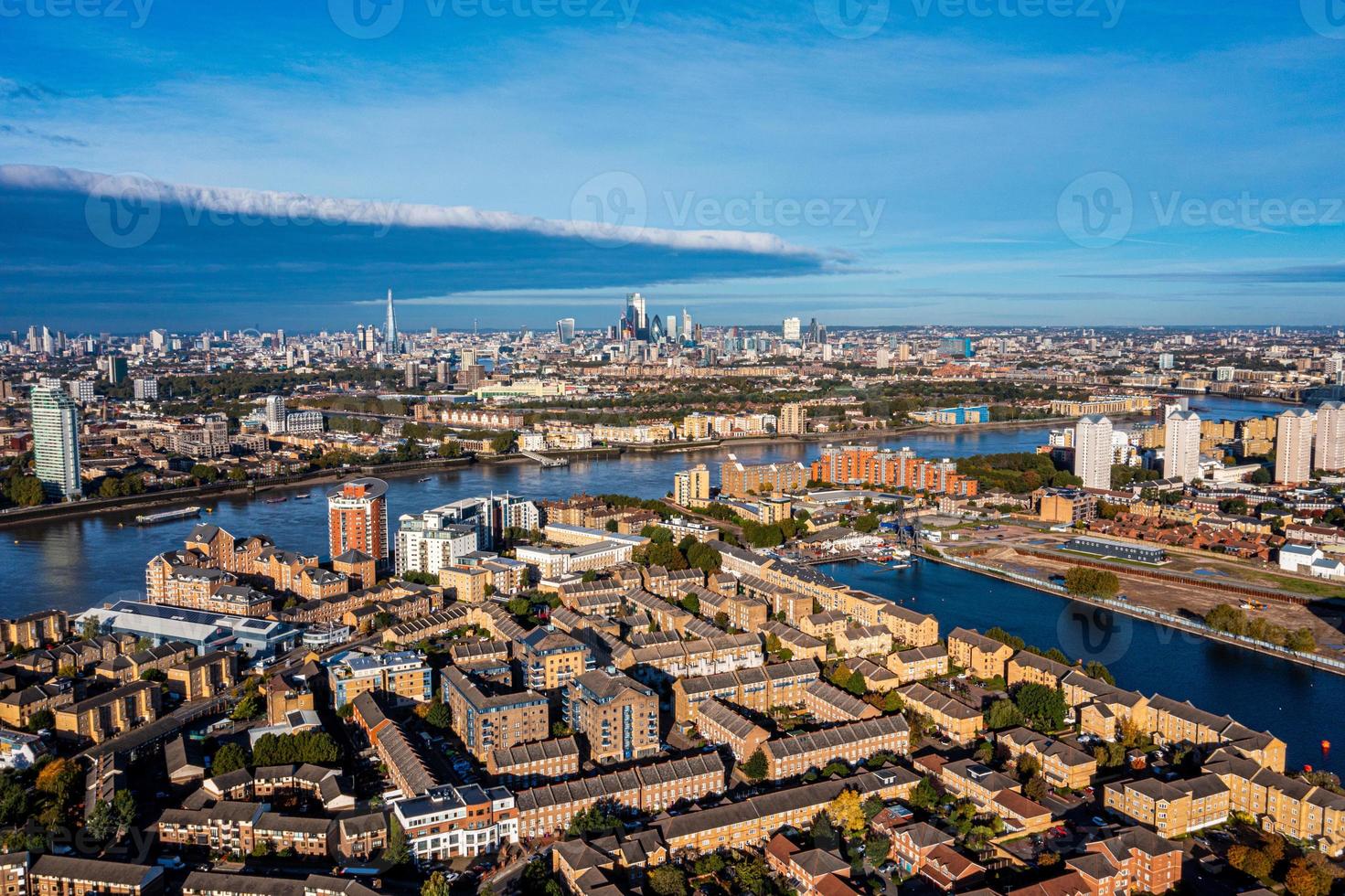 Vista panoramica aerea del quartiere degli affari di Canary Wharf a Londra, Regno Unito. foto