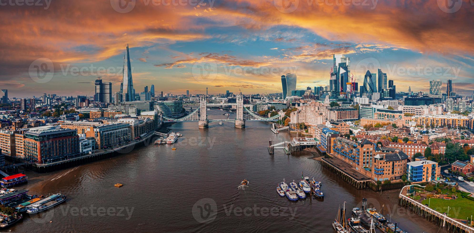 panorama aereo del london tower bridge e del fiume tamigi, inghilterra, regno unito. foto