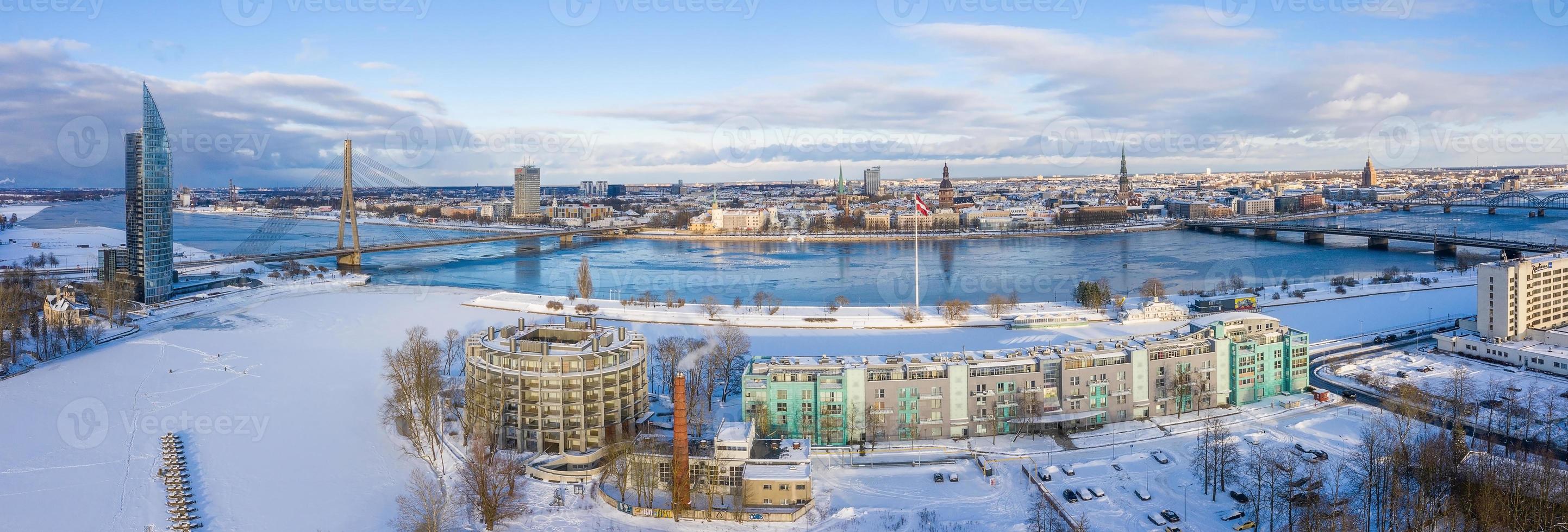 bella vista panoramica sulla città di Riga, in lettonia. centro storico lungo il fiume Daugava. foto