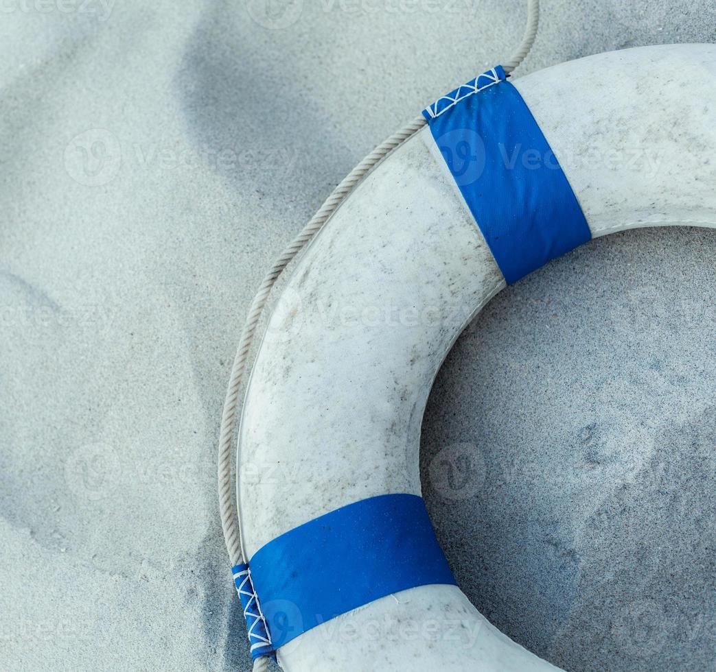 il salvagente messo sulla spiaggia. foto