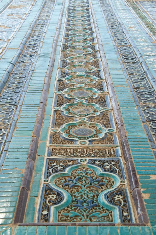 asiatico vecchio mosaico in ceramica. elementi di ornamento orientale su piastrelle di ceramica foto