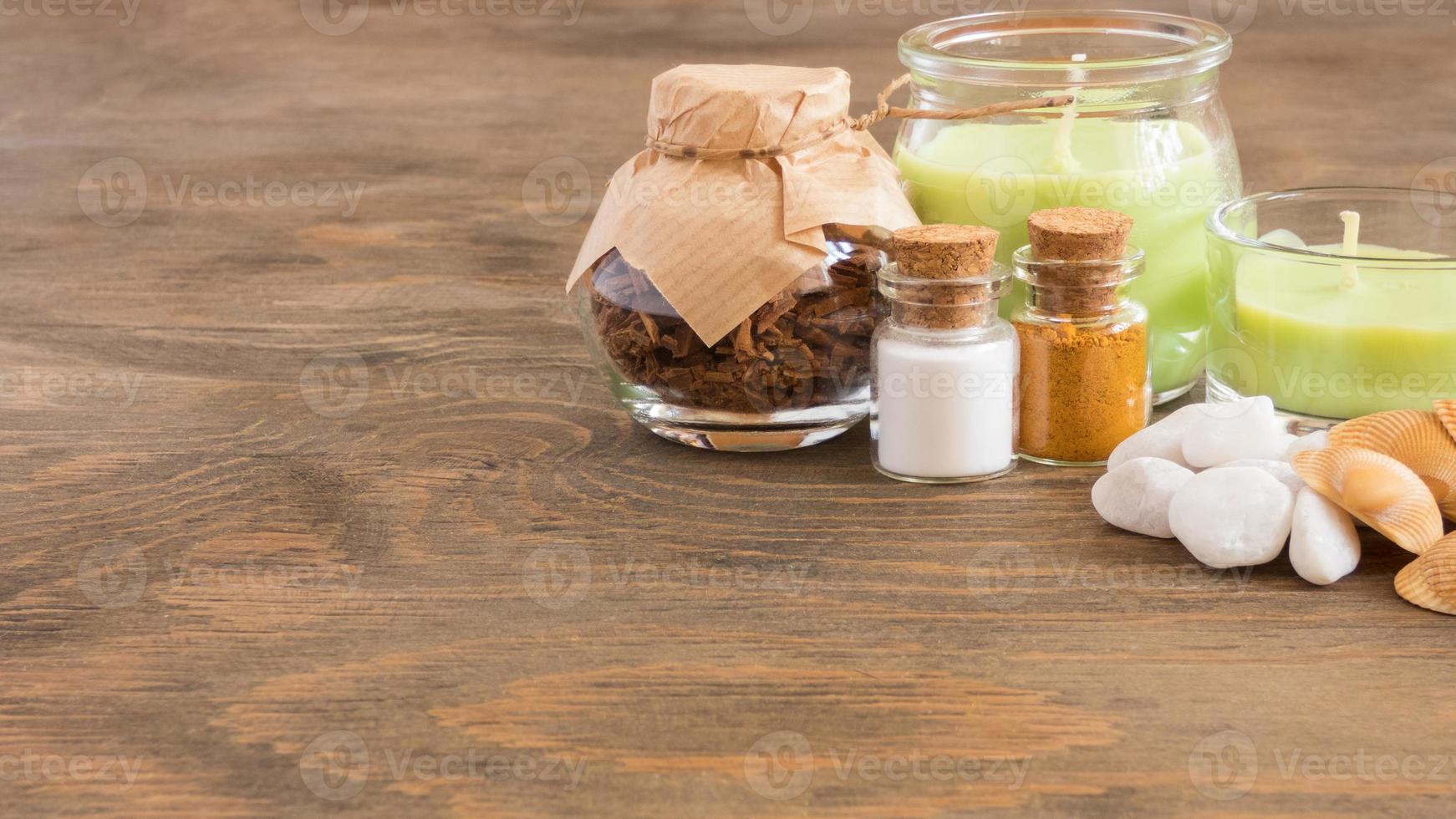impostare ingredienti e spezie per l'aromaterapia e la cura del corpo su una superficie di legno. natura morta termale foto