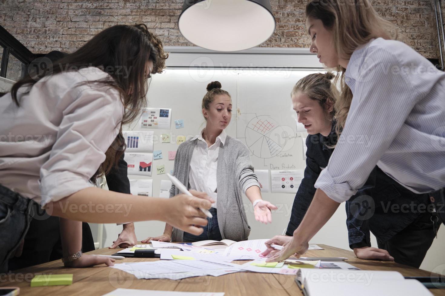 il team dei colleghi e il collega hanno fatto un brainstorming, discutendo una strategia di marketing, la collaborazione di idee e la pianificazione di progetti aziendali al tavolo da conferenza di un ufficio nel luogo di lavoro della riunione del personale. foto