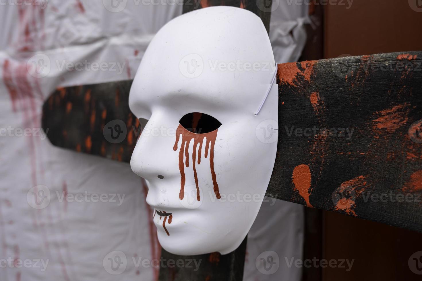 maschera bianca con sangue foto