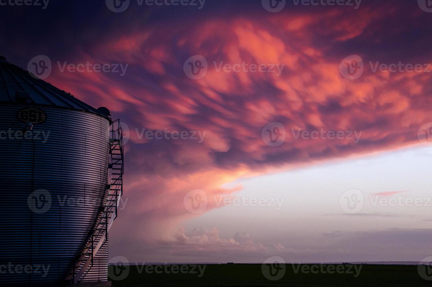 prateria nuvole temporalesche tramonto foto