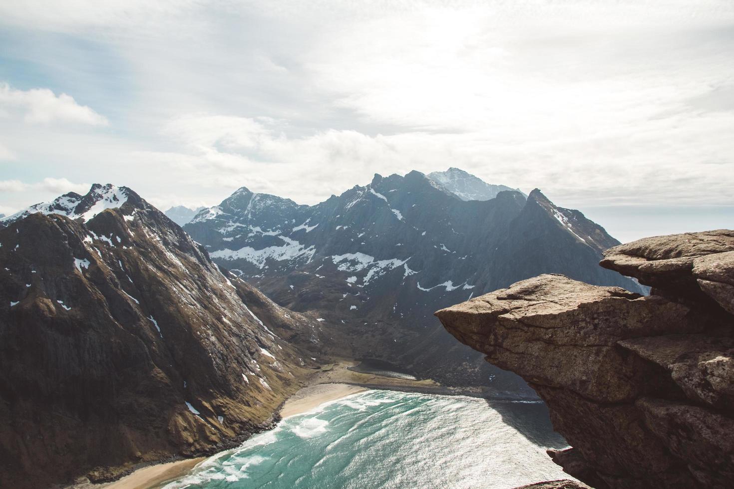 Norvegia montagne e paesaggi sulle isole lofoten. paesaggio scandinavo naturale. posto per testo o pubblicità foto