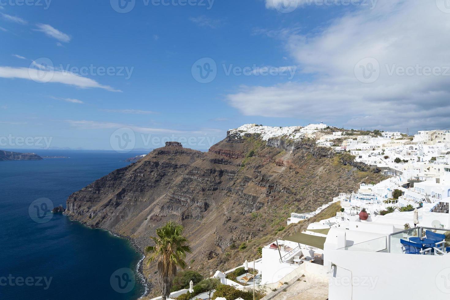 famosa vista sul villaggio di oia sull'isola di santorini, in grecia foto