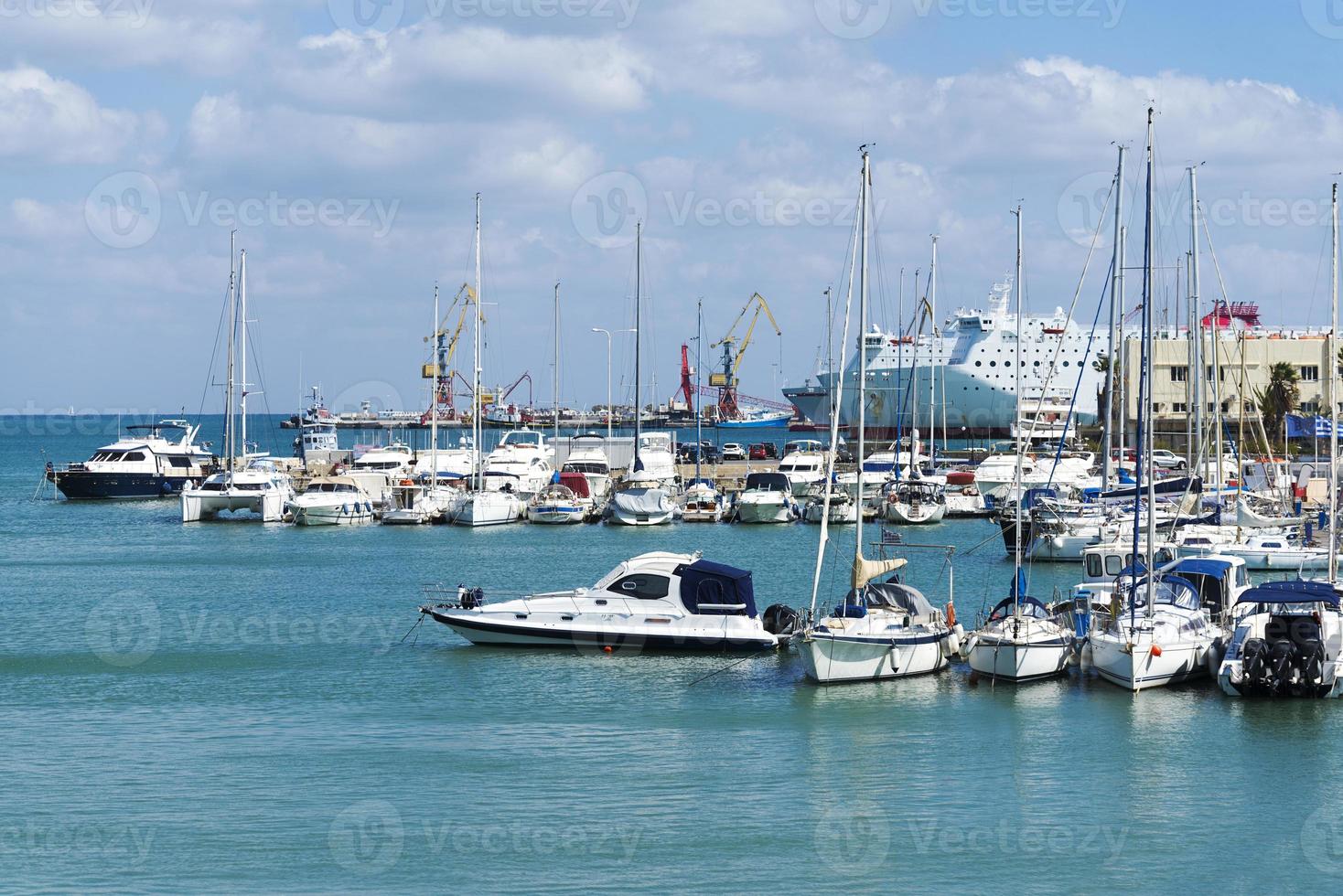 barche e yacht sulla banchina in grecia. foto