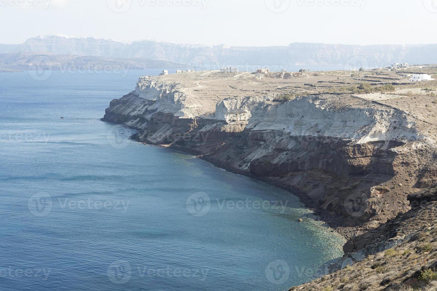 ampio paesaggio che domina l'isola di santorini, in grecia foto