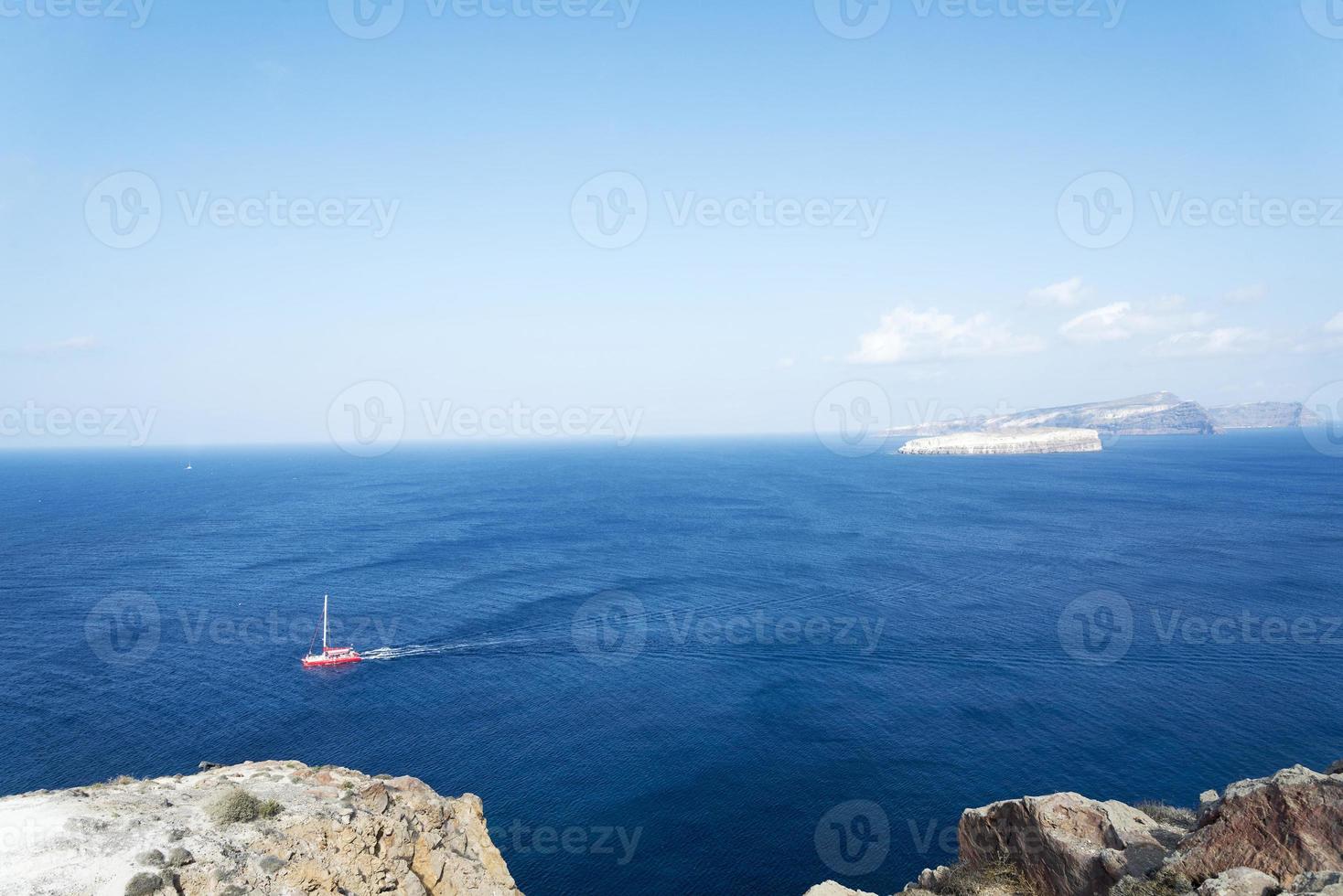 ampio paesaggio che domina l'isola di santorini, in grecia foto