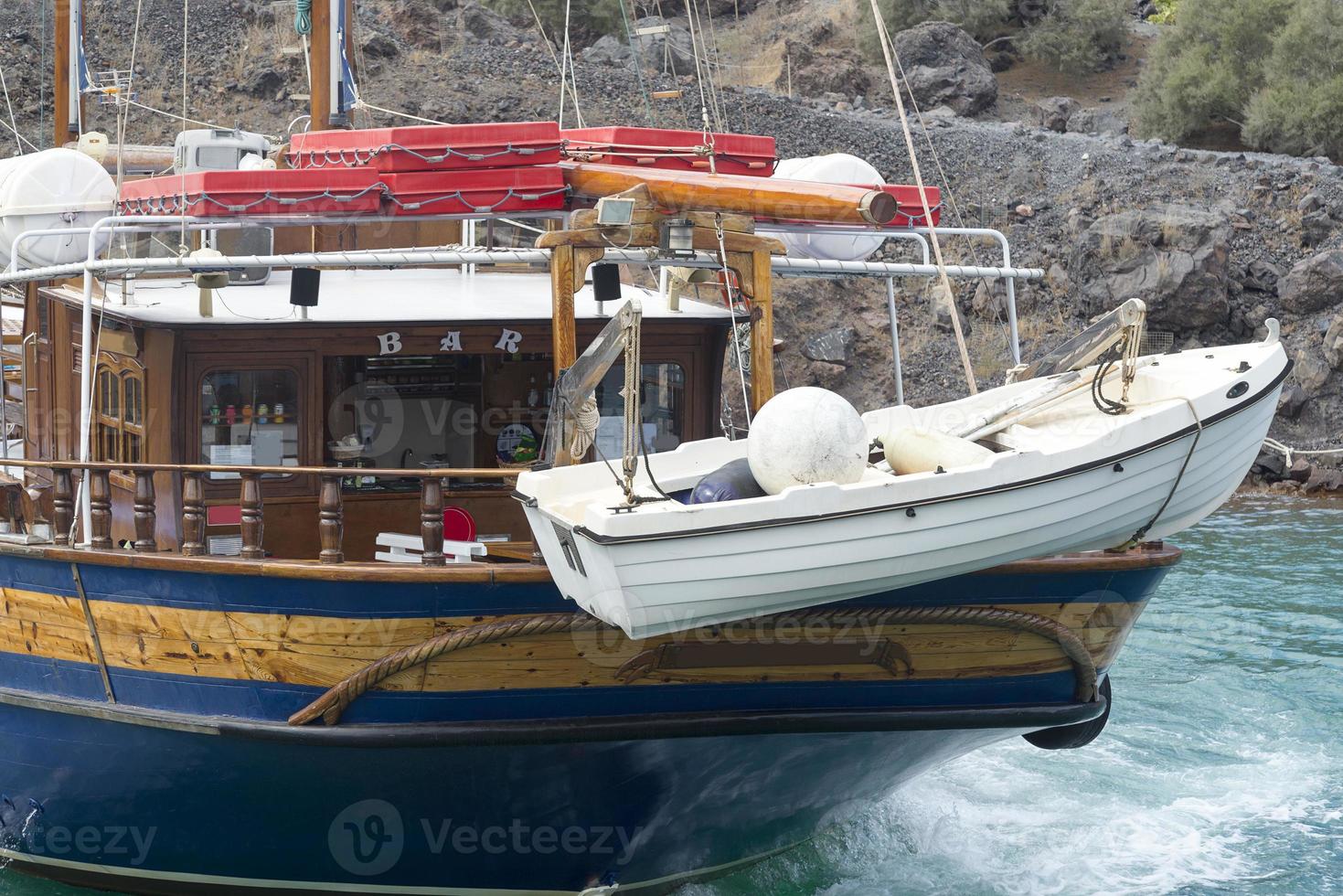 nave passeggeri vicino all'isola di santorini. foto