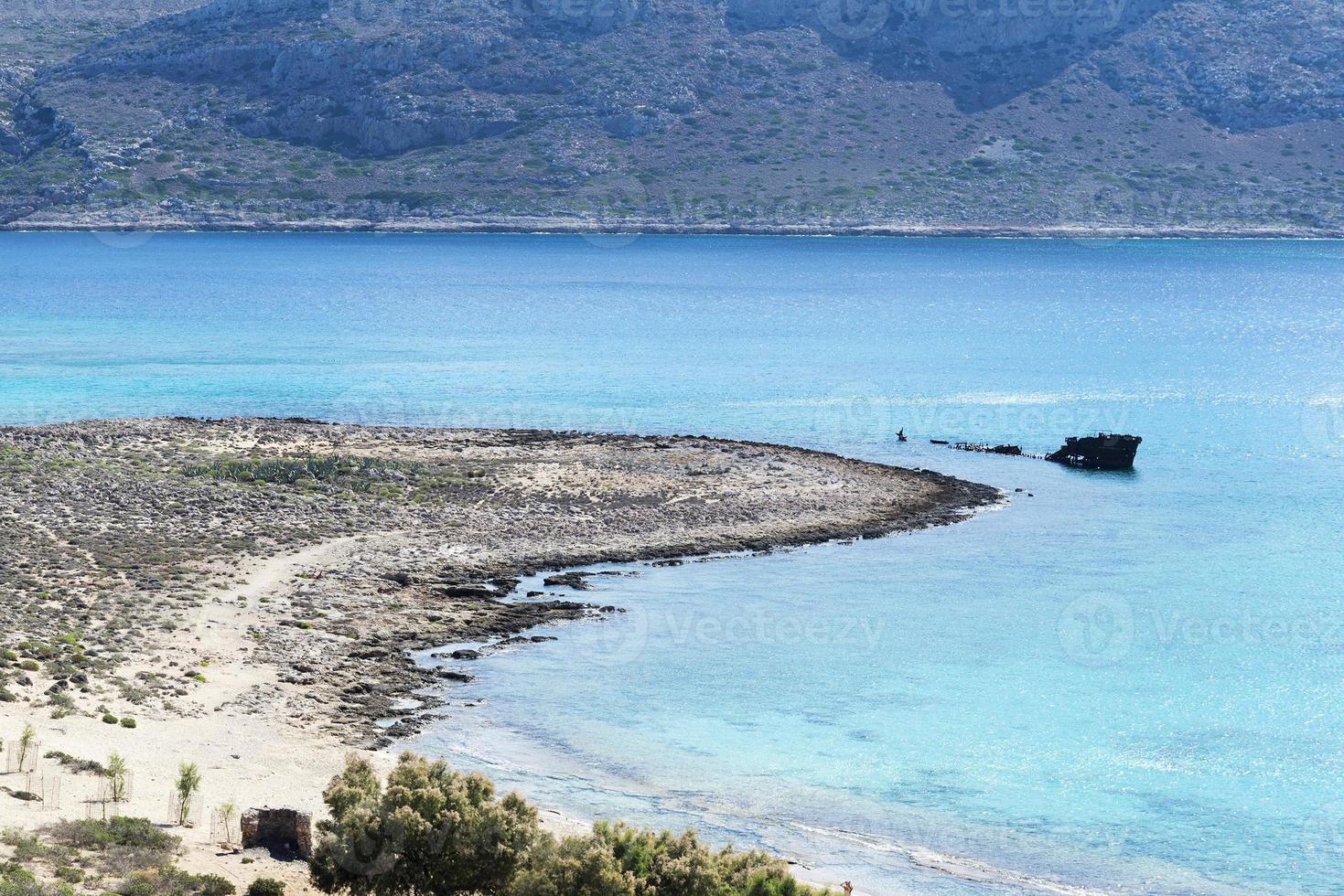 la vista della spiaggia, delle montagne e del mare. foto