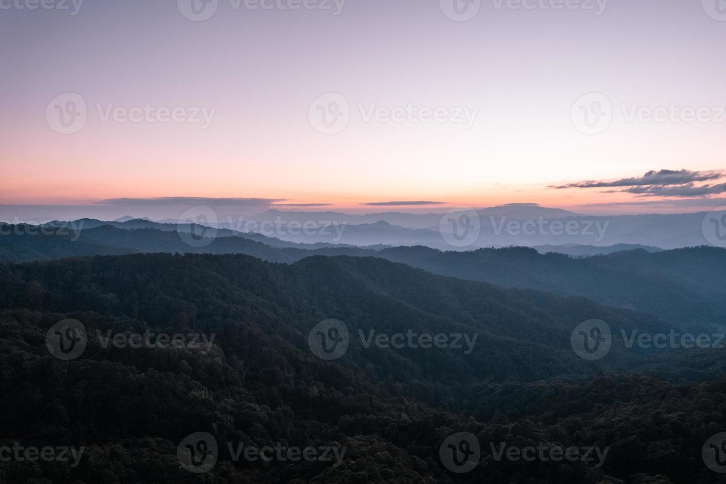 sera vista montagna tramonto e crepuscolo viola foto