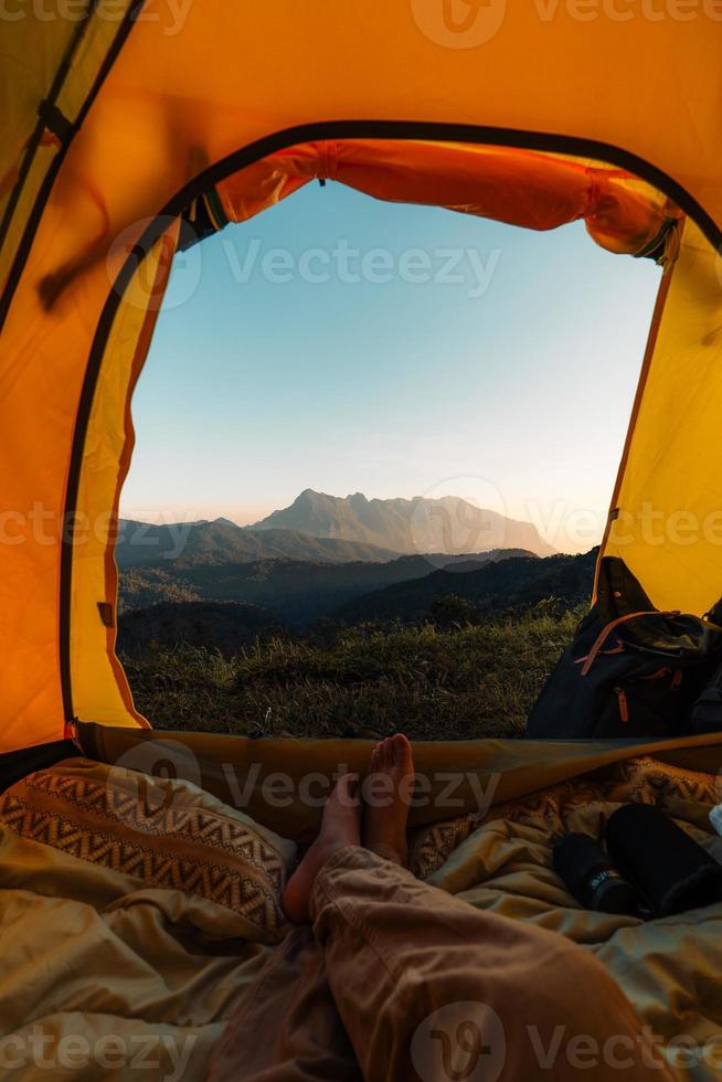 giallo campeggio in montagna foto