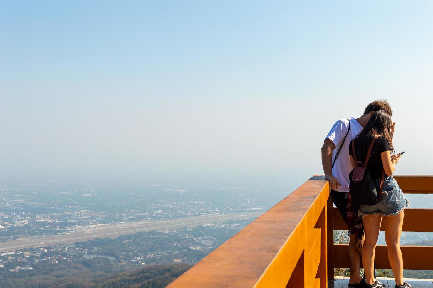 chiang mai thailand12 gennaio 2020vista panoramica della città di chiang mai dei turisti di doi suthep che scattano foto e ammirano le vedute della città di chiang mai.