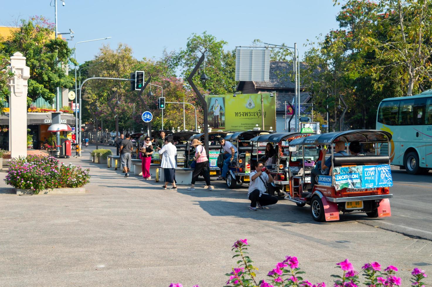 chiang mai thailandia10 gennaio 2020un gruppo di turisti che prendono un'auto tuktuk stanno scendendo dall'autobus per viaggiare a chiang mai. tuktuk auto sono disponibili in molte destinazioni in Thailandia. foto