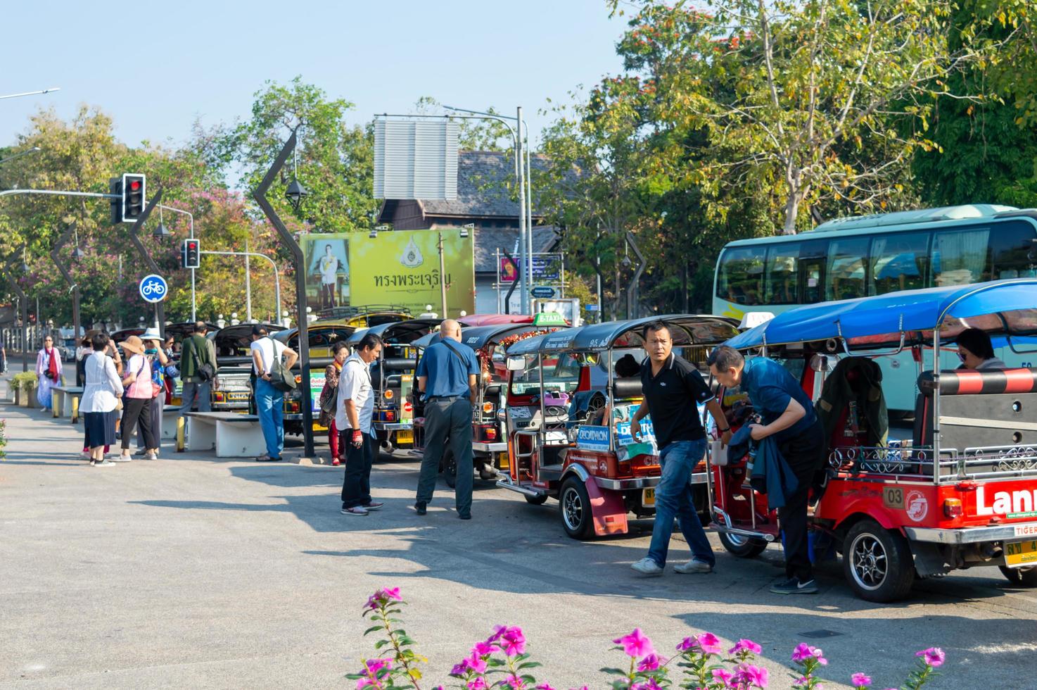 chiang mai thailandia10 gennaio 2020un gruppo di turisti che prendono un'auto tuktuk stanno scendendo dall'autobus per viaggiare a chiang mai. tuktuk auto sono disponibili in molte destinazioni in Thailandia. foto