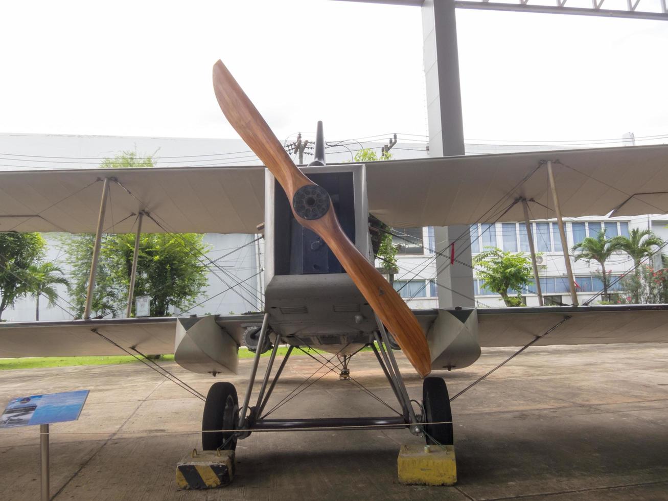 museo dell'aeronautica reale tailandese bangkokthailand18 agosto 2018 l'esterno dell'aereo ha molti grandi velivoli. per imparare più da vicino. il 18 agosto 2018 in thailandia. foto