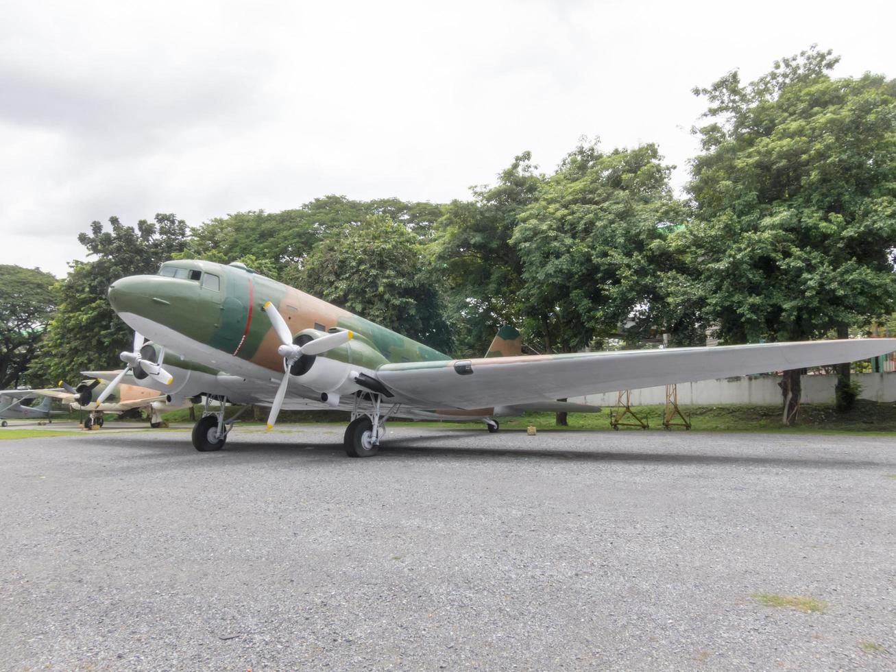 museo dell'aeronautica reale tailandese bangkokthailand18 agosto 2018 l'esterno dell'aereo ha molti grandi velivoli. per imparare più da vicino. il 18 agosto 2018 in thailandia. foto