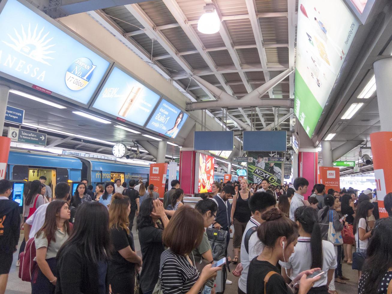 bts sky train siam station bangkokthailand18 agosto 2018 molti passeggeri stanno aspettando di salire a bordo del treno nell'ora di punta del giorno. il 18 agosto 2018 in Thailandia. foto