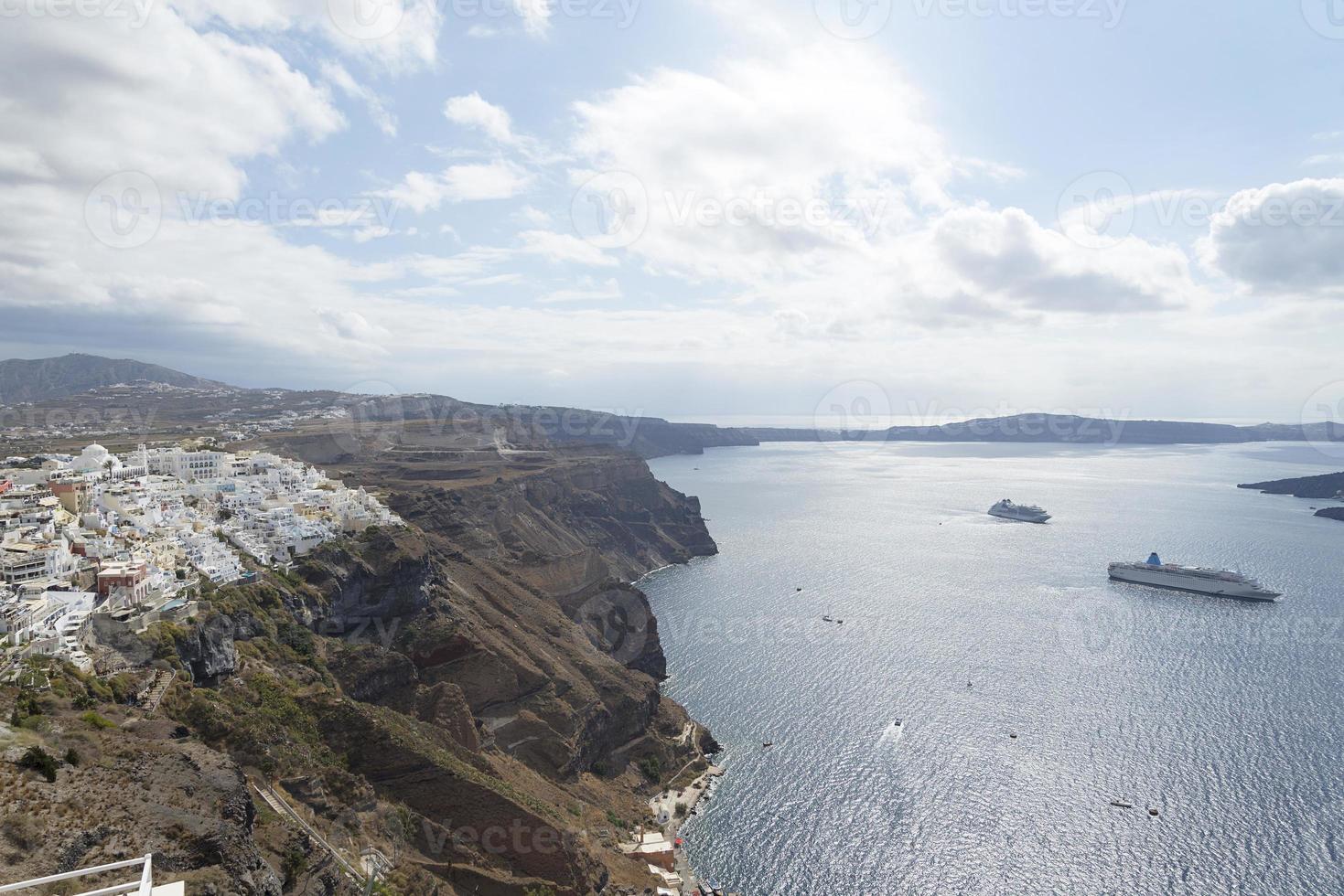 famosa vista sul villaggio di oia sull'isola di santorini, in grecia foto