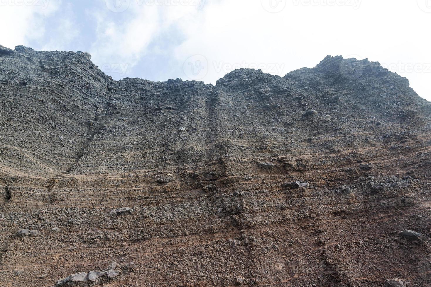 le montagne rosse sulla spiaggia di santorini. foto