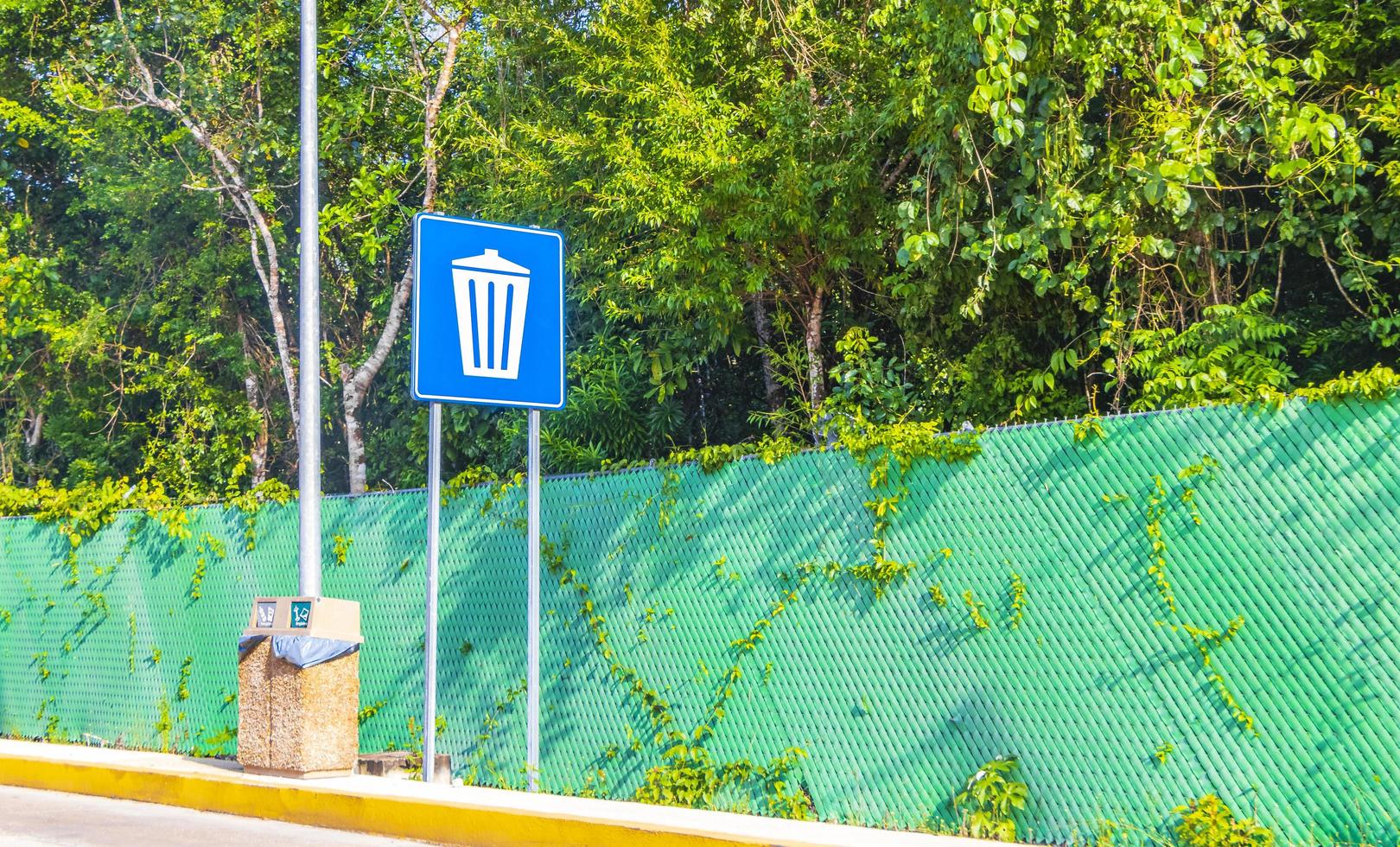 segno di immondizia blu in autostrada autostrada giungla natura tropicale messico. foto