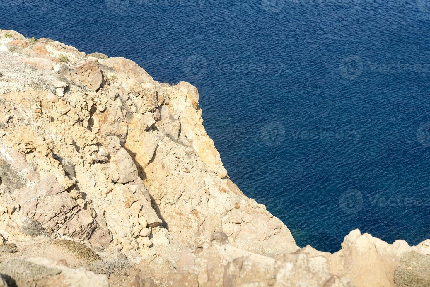 ampio paesaggio che domina l'isola di santorini, in grecia foto