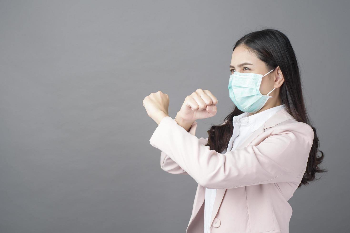 la donna d'affari indossa una maschera chirurgica, concetto di protezione aziendale foto