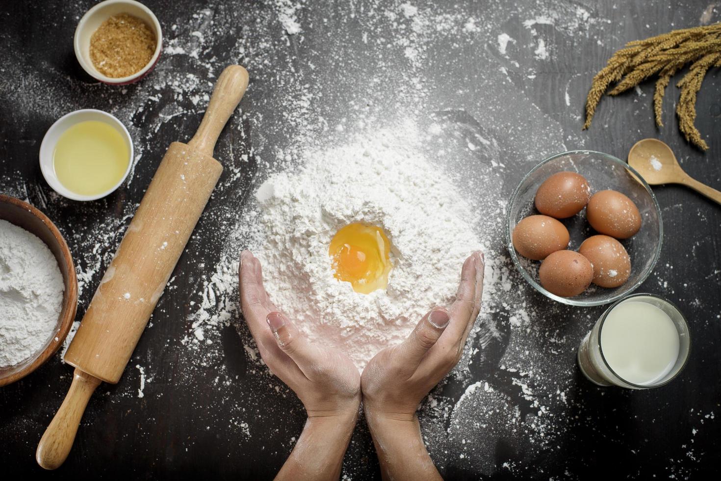 un uomo sta cuocendo una pasticceria fatta in casa foto