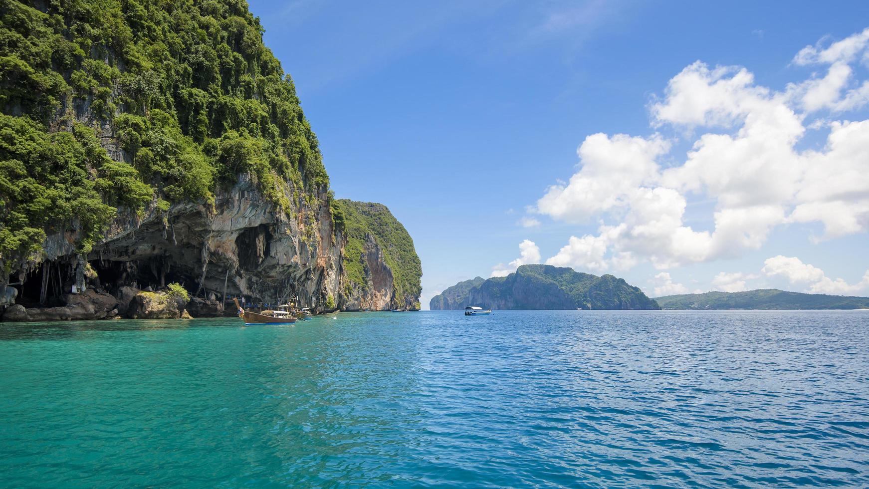 bella vista del paesaggio della spiaggia tropicale, del mare color smeraldo e della sabbia bianca contro il cielo blu, baia di maya nell'isola di phi phi, tailandia foto