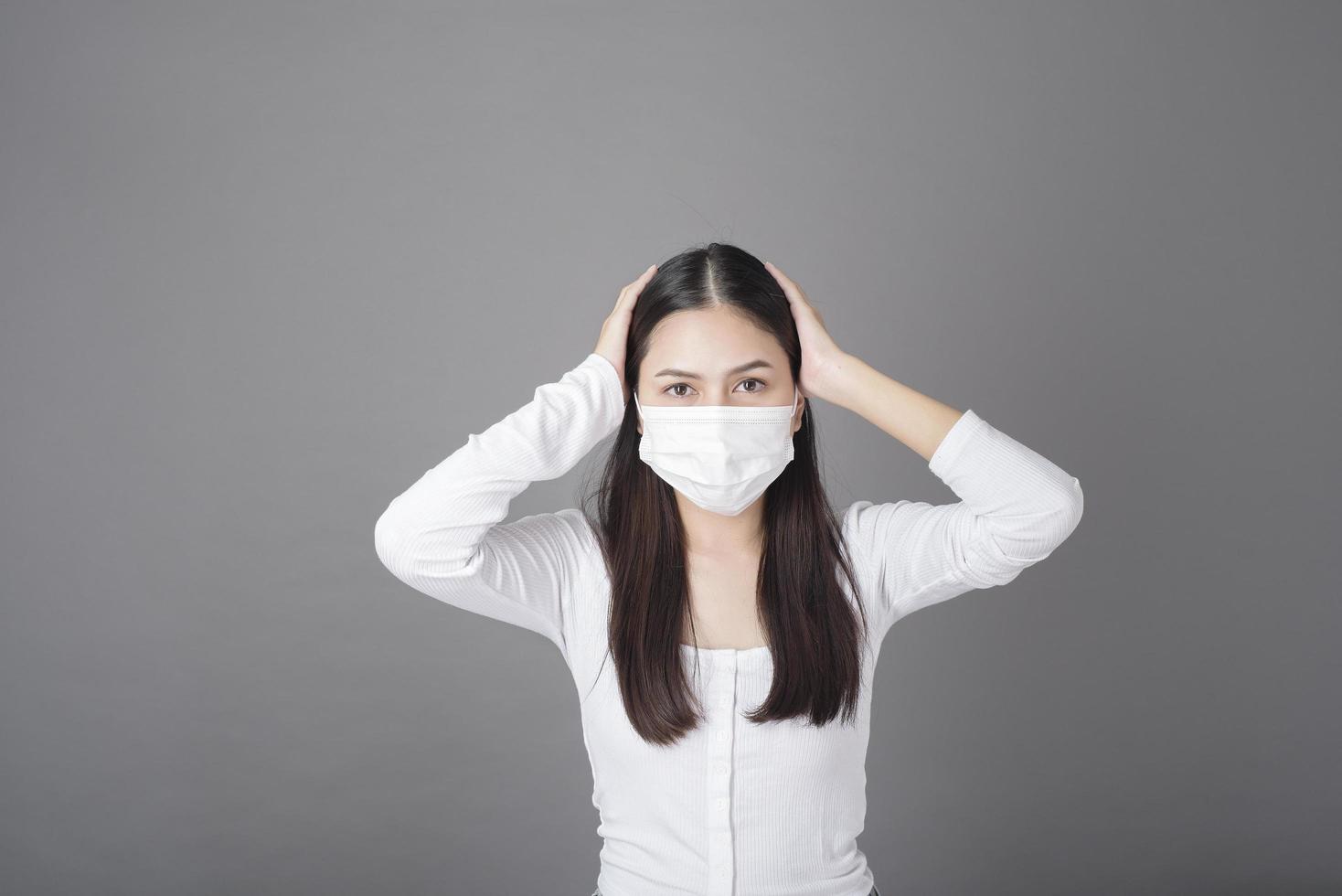 ritratto di donna con maschera chirurgica in studio, concetto di assistenza sanitaria foto