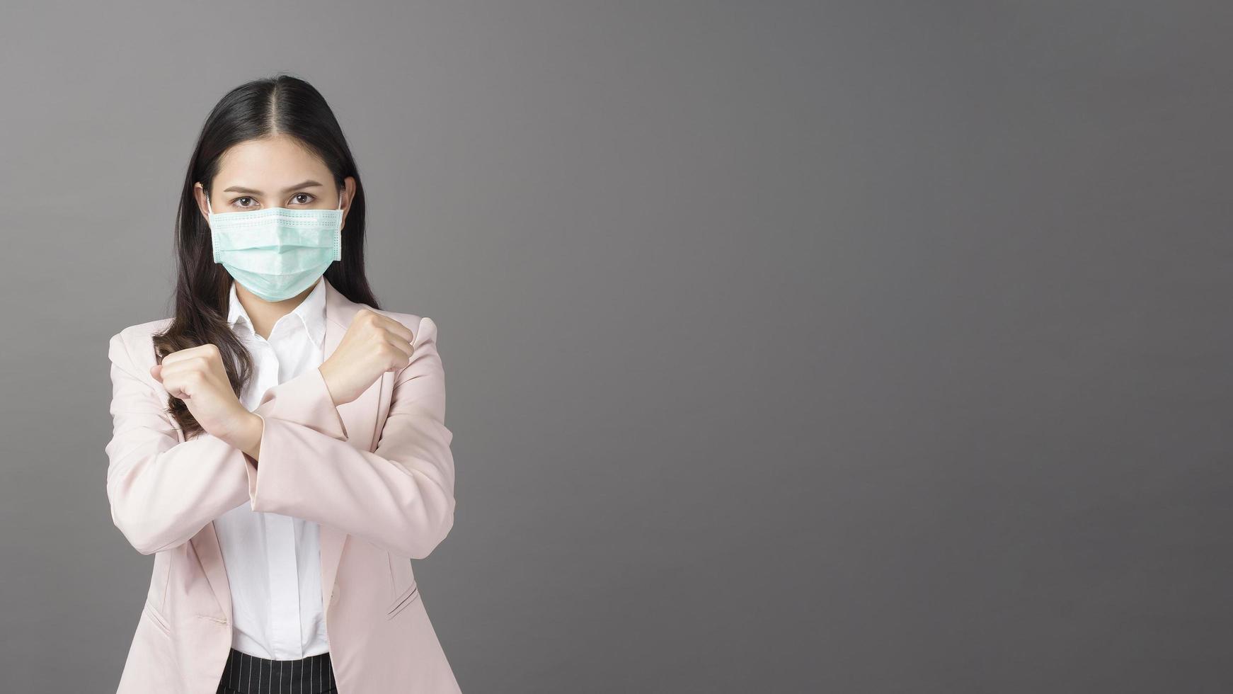 la donna d'affari indossa una maschera chirurgica, concetto di protezione aziendale foto