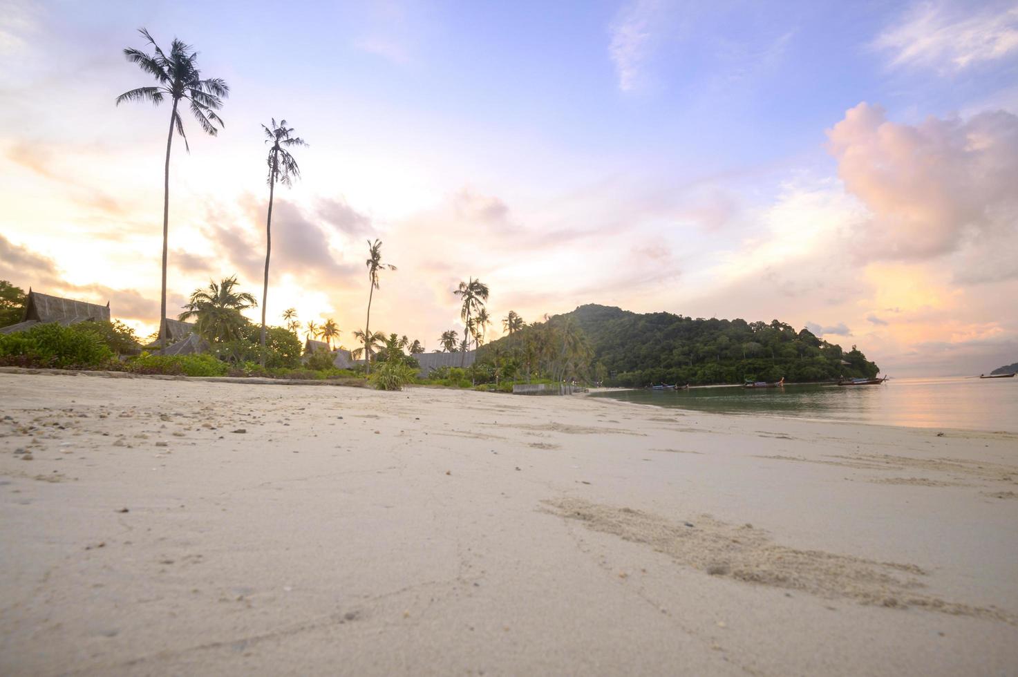 bella vista dell'isola di phi phi al tramonto in tailandia, concetto di destinazione di viaggio. foto