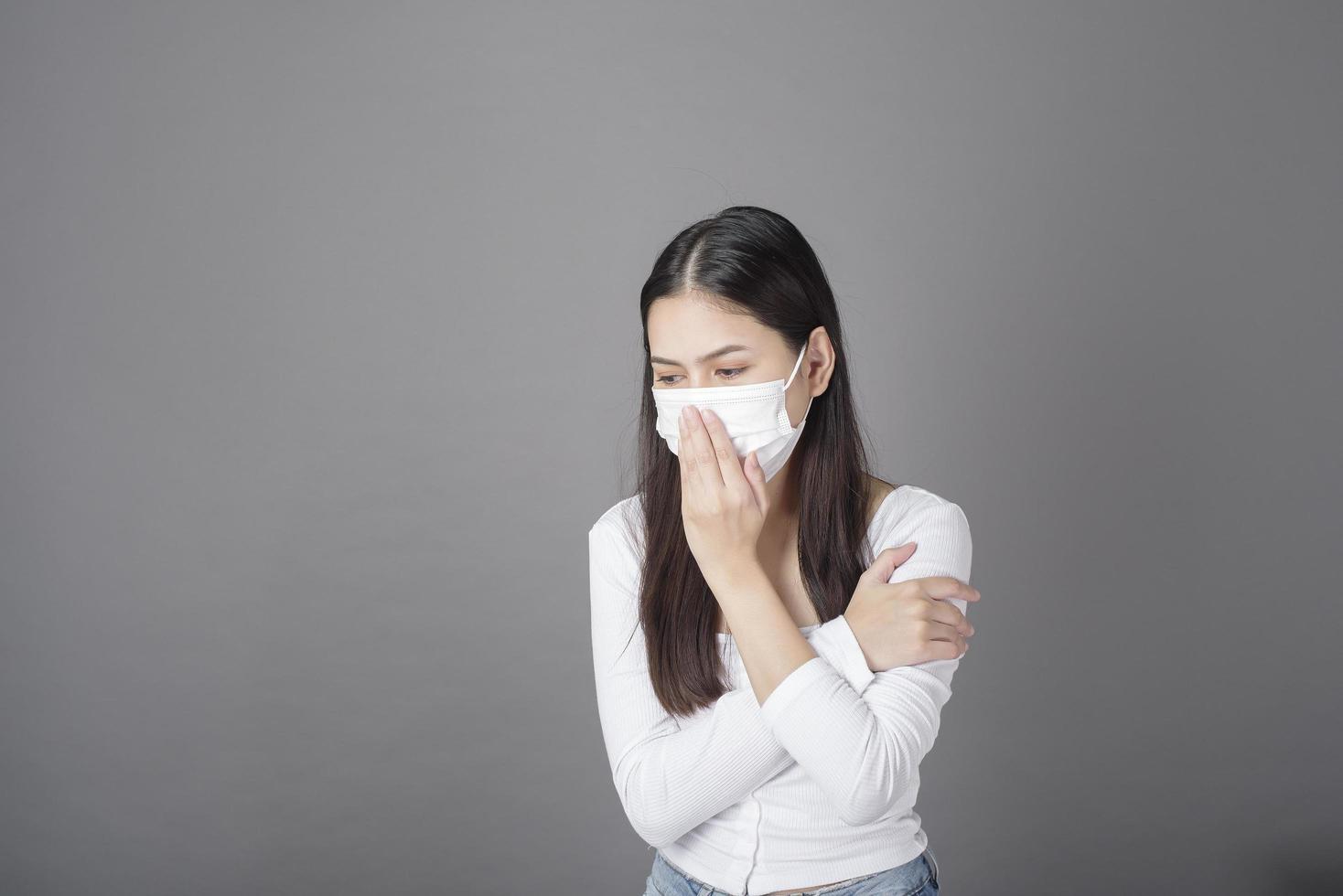 ritratto di donna con maschera chirurgica in studio, concetto di assistenza sanitaria foto