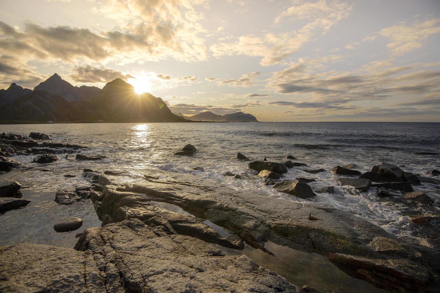 splendida vista sulle montagne e sulla spiaggia nelle isole lofoten al tramonto foto