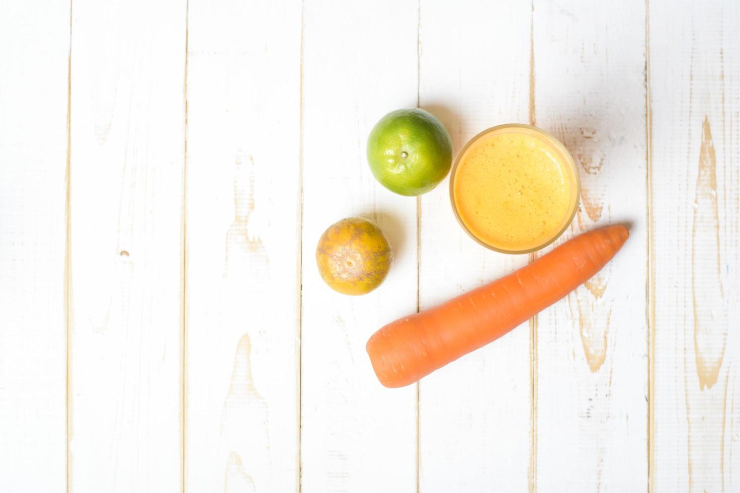 un bicchiere di succo d'arancia su fondo di legno foto